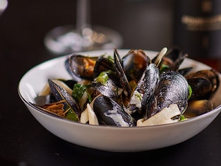 Moules à la bière Fourchette, calamars et estragon