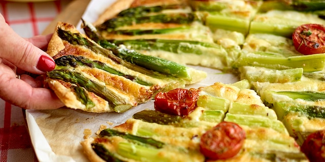 Quiche au fromage, asperges et tomates confites