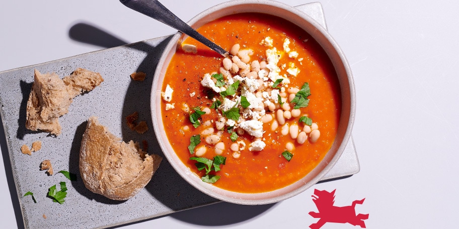 Maaltijdsoep met tomaten, witte bonen en feta