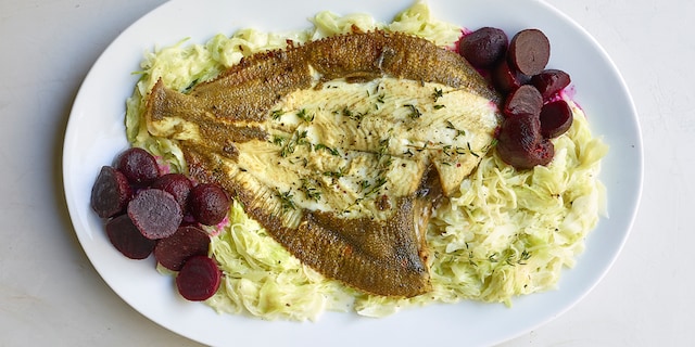 Witte kool met melksaus, rode bieten en gebakken pladijs