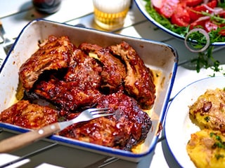 Spareribs met barbecuesaus en smashed potatoes