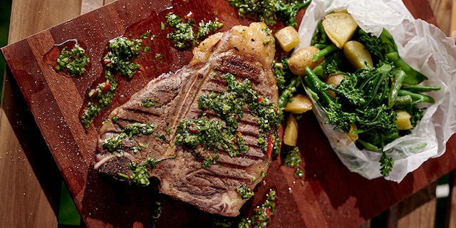 T-Bone steaks au chimichurri et papillotes de légumes