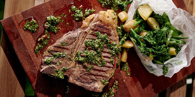 T-Bone steaks au chimichurri et papillotes de légumes