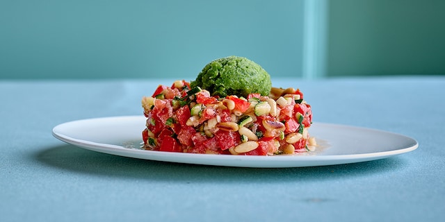 Tartare de tomates et courgettes au granité de persil