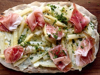 Pinsa met asperges, speck en verse geitenkaas