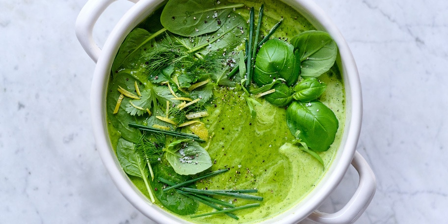 Ultragroene soep met kruiden en courgettes