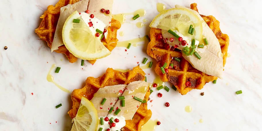 Zoete aardappelwafels met gerookte forel
