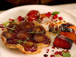 Tataki de patate douce et petites tatins d’oignons rouges