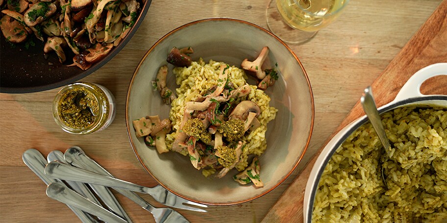 Gemakkelijke risotto met pesto tartufo, mascarpone en champignons