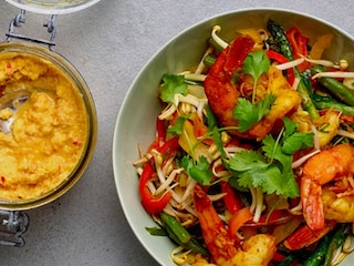 Wok de crevettes et de légumes à la pâte de gingembre