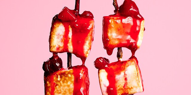 Brochettes de marshmallows grillés et poêlée de fruits rouges