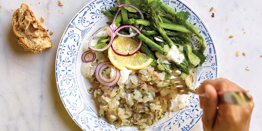 Tartaar van goudbrasem, slaatje van waterkers en asperges