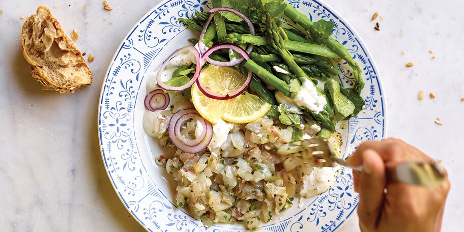 Tartaar van goudbrasem, slaatje van waterkers en asperges