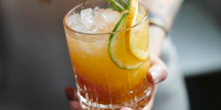 Mocktail met citrusvruchten, kurkuma en rozemarijngembersiroop