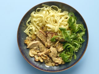 Émincé de veau aux champignons, tagliatelles et salade de blé au balsamique 