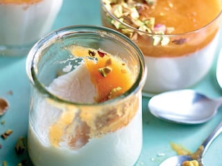 Panna cotta met abrikozencoulis en pistachenoten