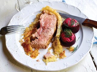 Lamsschouder in een aardappelkorst, rode bieten met geitenkaas