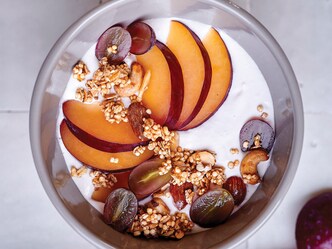 Vegan smoothie bowl met granola en vruchten