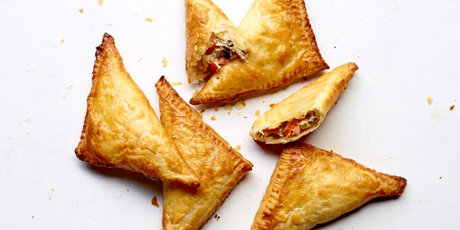 Bladerdeeggebakjes met champignons en geitenkaas