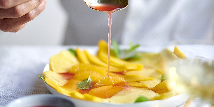 Fruitsla met gember-frambozensiroop