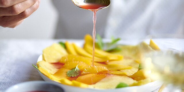 Fruitsla met gember-frambozensiroop