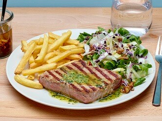 Steaks maître d’hôtel, frites et salade à la vinaigrette aux noix 