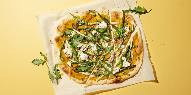Pizza met asperges, geitenkaas en zoete aardappelen