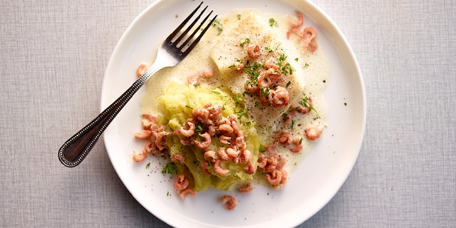 Cabillaud aux crevettes grises, sauce au vin blanc et stoemp aux poireaux