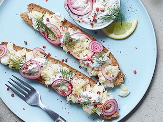 IJslands roggebrood met vissalade