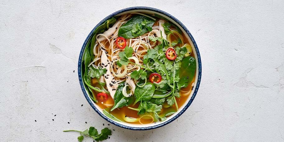 Soupe au poulet, miso, ramen, poireau et épinards