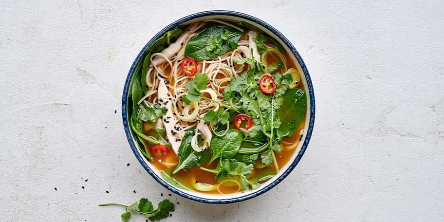 Soupe au poulet, miso, ramen, poireau et épinards