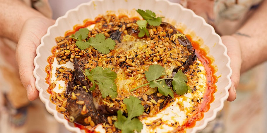 Gegrilde aubergines met fetasaus en gekruide boter