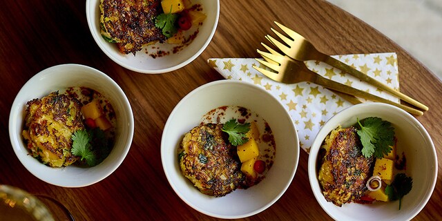 Krabkroketjes met mango, kokossaus en citroengras