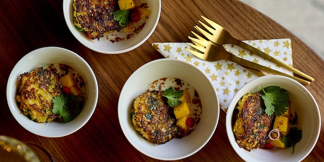 Krabkroketjes met mango, kokossaus en citroengras