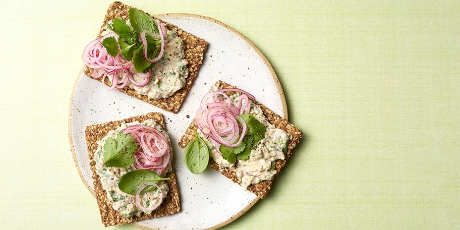 Crackers met rillettes van sardines met skyr, rode uienpickles