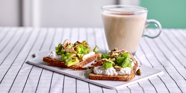 Volkorentoasts, noten en cottage cheese