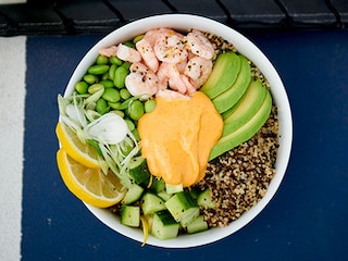 Poké bowl met scampi