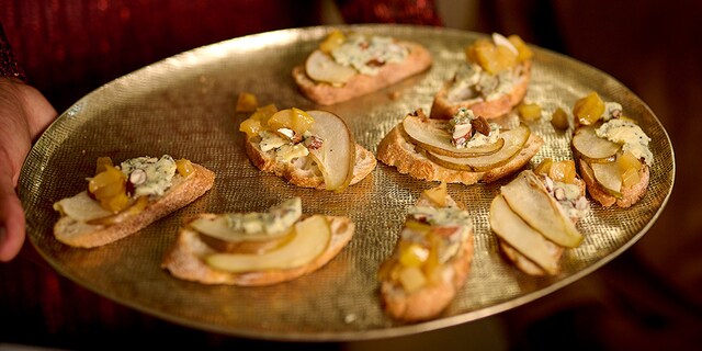 Toasts met blauwekaasboter, amandelen en perencompote