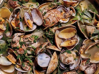 Vongole met kruiden op de barbecue