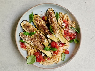 Gevulde courgettes en penne met kerstomaten