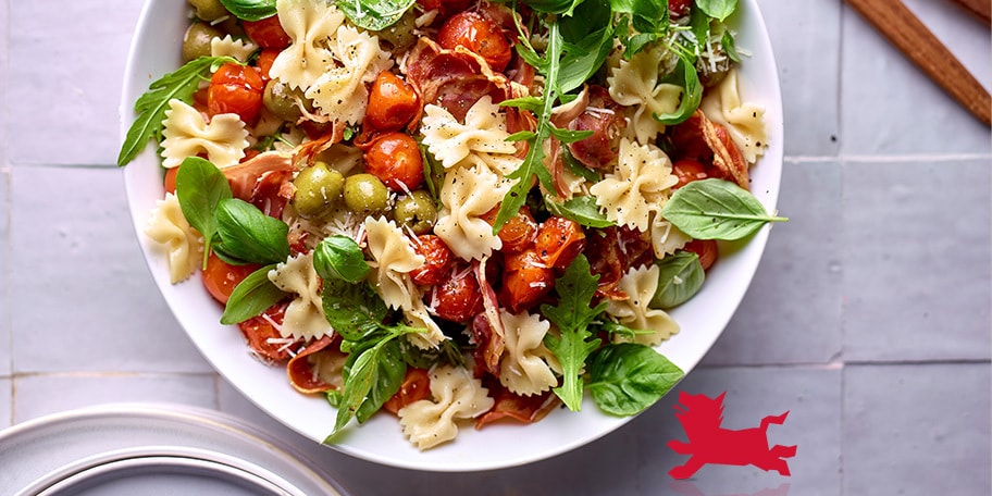 Salade de pâtes farfalle à la pancetta, olives et tomates cerises