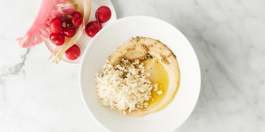 Houmous et couscous de chou-fleur, pickles de radis et de chou-fleur