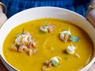 Soupe de carottes, chantilly au citron et crevettes grises