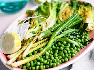 Laitues, petits pois et jeunes oignons braisés