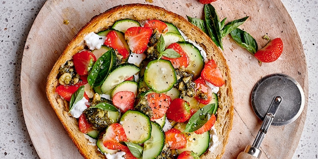 Pizza-pain à la courgette, concombre, fraises et pesto aux amandes