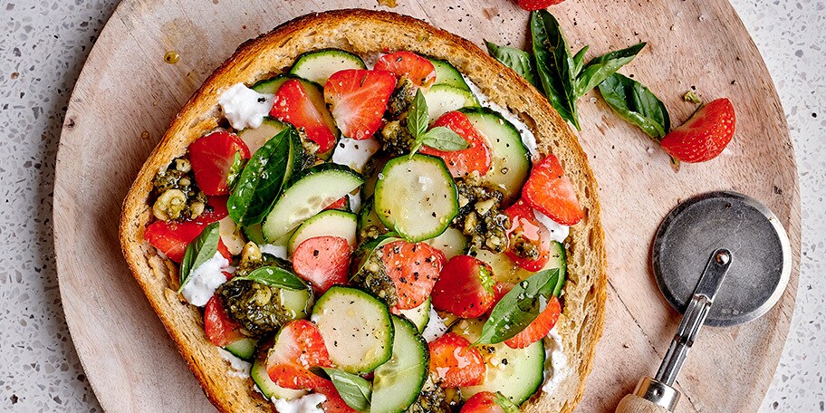 Pizza-pain à la courgette, concombre, fraises et pesto aux amandes