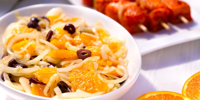 Slaatje van zoete uien met azijn en sinaasappel