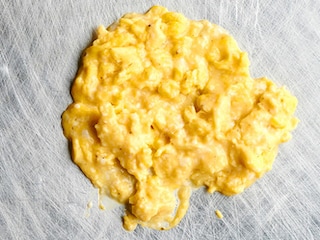 Œuf brouillé baveux