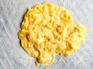 Œuf brouillé baveux