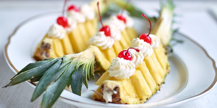 Ananas à la crème fouettée et cerises fluo